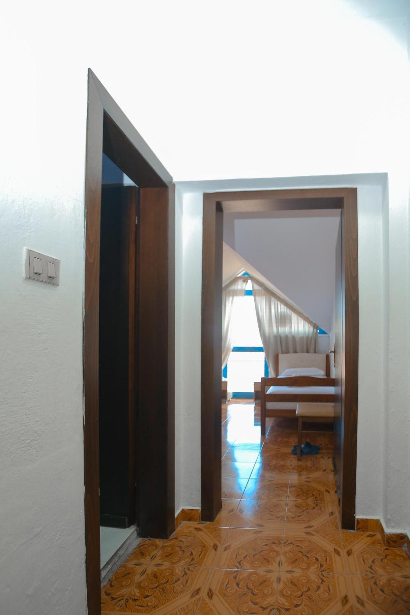 Hotel Ambasador Bahçallëk Exterior photo